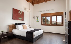 Villa, vista a la alberca | Caja de seguridad en la habitación, escritorio y cortinas blackout 