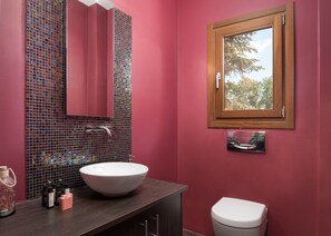 Villa, Pool View | Bathroom | Shower, rainfall showerhead, free toiletries, hair dryer - Calm Retreat Villa Lagonisi (Saronikos)