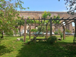 Property grounds - TWO-ROOM Apt. under the Aqueduct's ARCH in Pigneto (Roma)