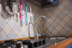 Private kitchen - TWO-ROOM Apt. under the Aqueduct's ARCH in Pigneto (Roma)