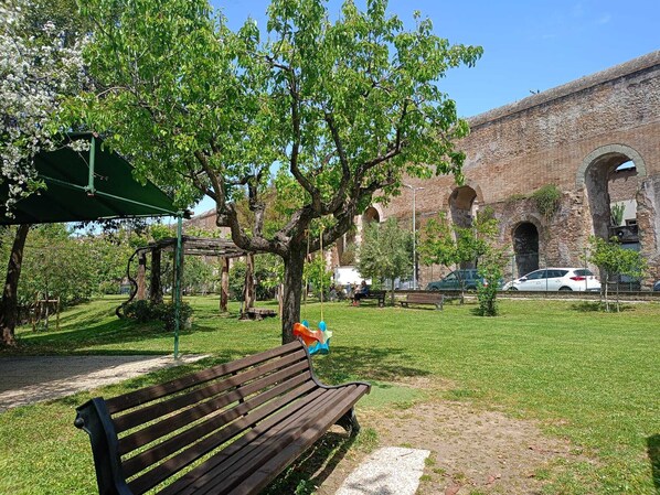 Property grounds - TWO-ROOM Apt. under the Aqueduct's ARCH in Pigneto (Roma)