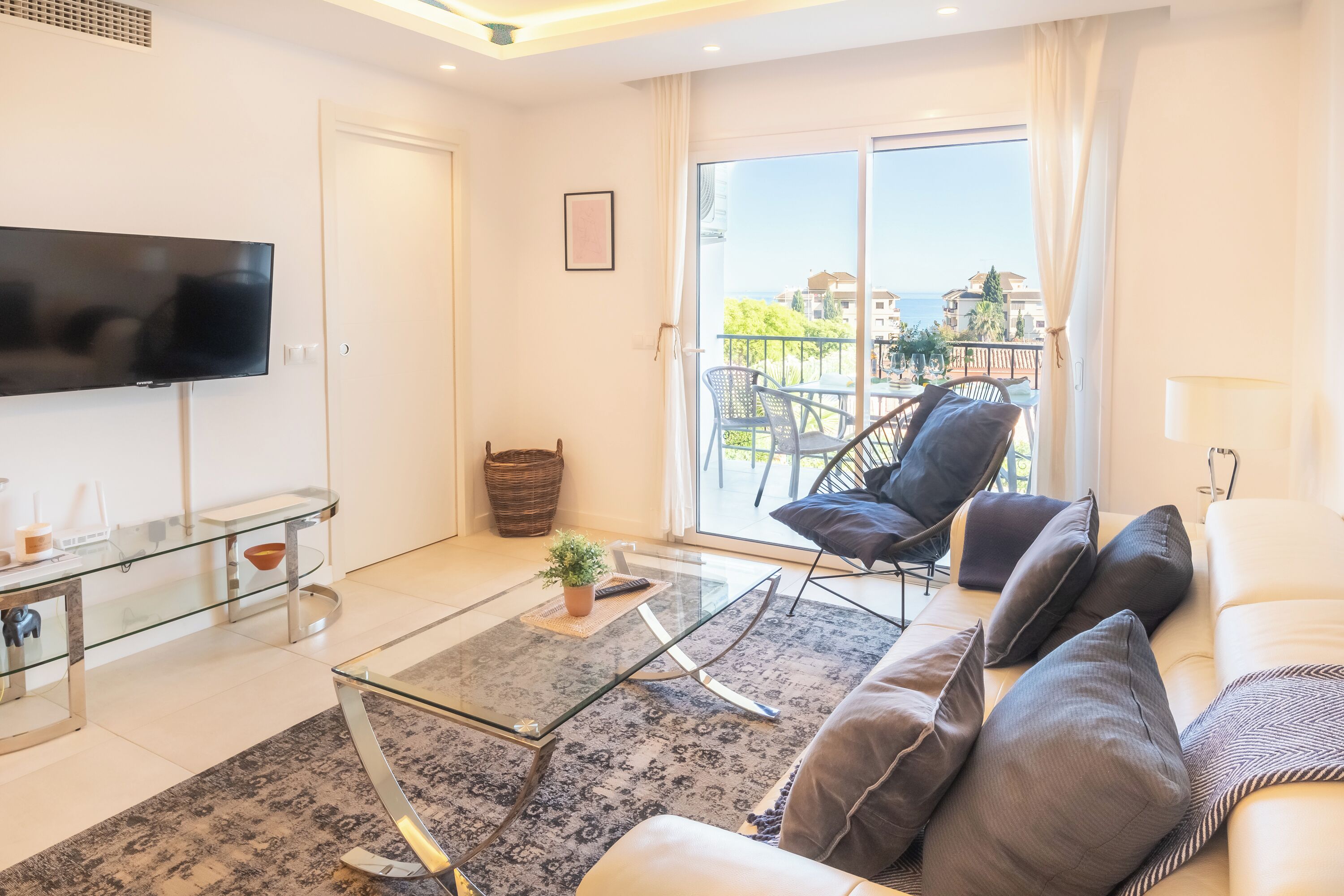 En 21-tommers smart-TV med kabel-kanaler