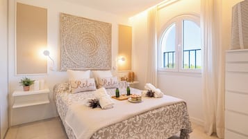 2 soverom, skrivebord for bærbar PC og strykejern/-brett