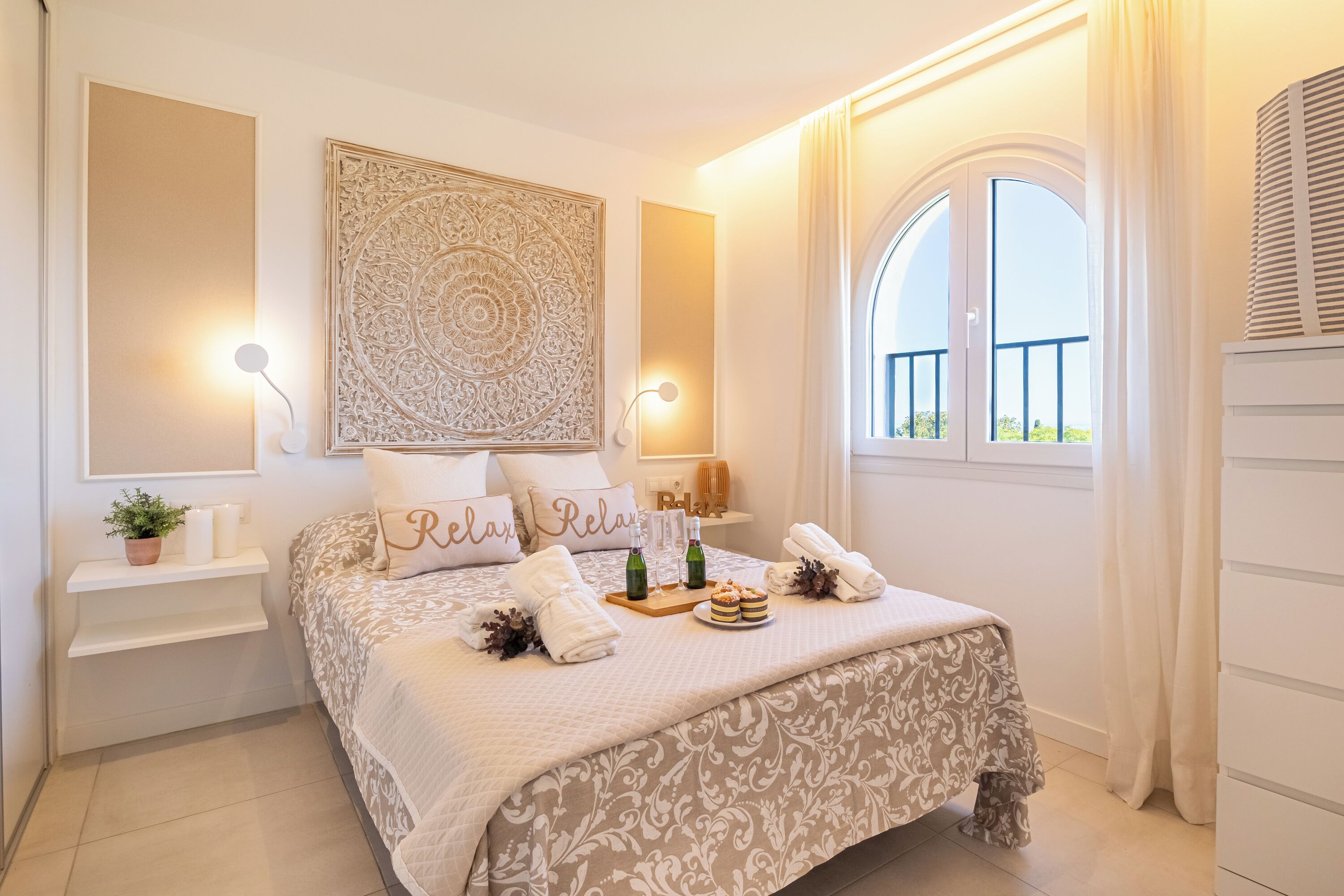 Honeymoon appartement, meerdere slaapkamers, 2 badkamers (Luxury Family Riviera Del Mar) | 2 slaapkamers, een laptopwerkplek, een strijkplank/strijkijzer