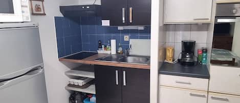 Geladeira, micro-ondas, fogão, cooktop