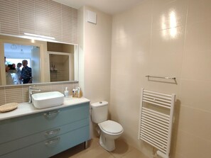 Bathroom - T2 Apartment with Air Con, WIFI, Terrace & Garage 200m to Beach (Valras-Plage)