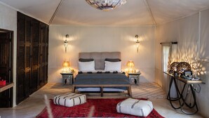 A bedroom with a large bed, two bedside lamps, a decorative ceiling light, and a red rug. - Domaine Darsyada Boutique Hôtel – Boutique Hôtel Deluxe & Spa (Sidi Abdallah Ghiat)