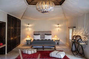 أغطية فراش متميزة وأسرّة سليكت كومفورت وميني بار وخزنة داخل الغرفة