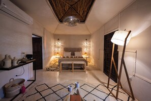 أغطية فراش متميزة وأسرّة سليكت كومفورت وميني بار وخزنة داخل الغرفة