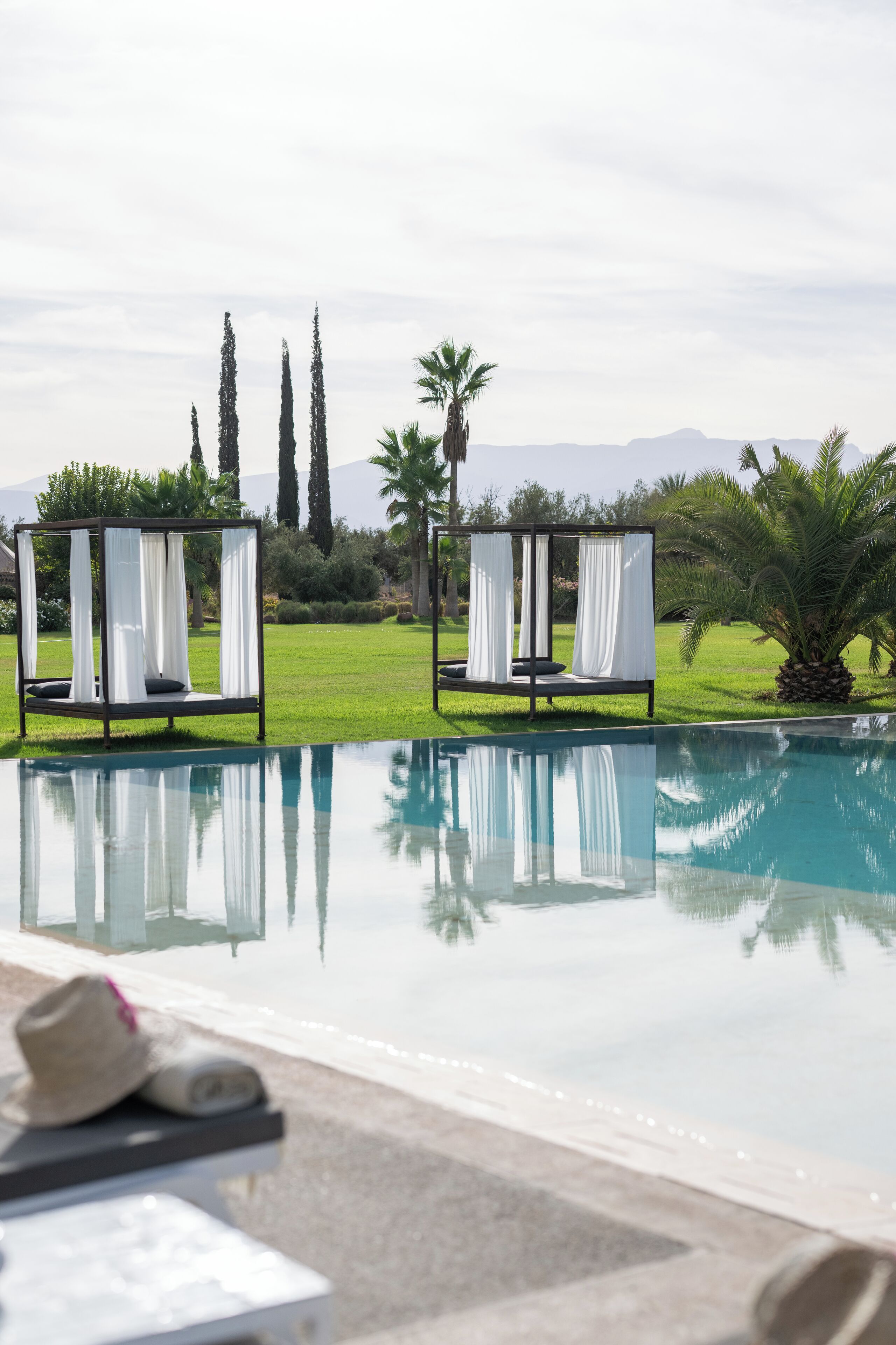 3 개의 야외 수영장, 10:00 ~ 19:00 오픈, 수영장 파라솔, 일광욕 의자