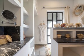 Chambre Double Deluxe, patio, vue montagne | Salle de bain | Articles de toilette gratuits, sèche-cheveux, peignoirs, chaussons