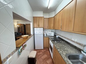 Jääkaappi, uuni, kahvin-/teenkeitin