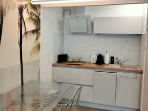 Jääkaappi, mikroaaltouuni, liesi, astianpesukone