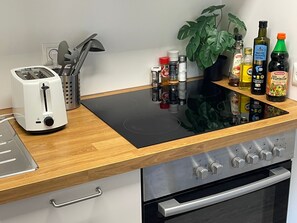 Réfrigérateur, four, plaque de cuisson, cafetière/bouilloire