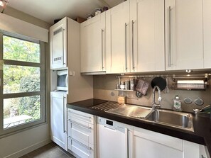 Mikrowelle, Ofen, Wasserkocher mit Kaffee-/Teezubehör