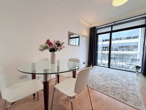 Dining - Modern Spacious Apartment in the heart of Dublin City Center (Dublin)