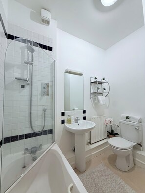 Hair dryer, towels, soap, shampoo - Modern Spacious Apartment in the heart of Dublin City Center (Dublin)