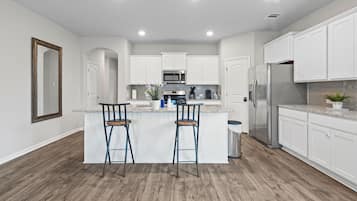 Kjøleskap, mikrobølgeovn, ovn og kokeplater