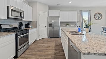 Frigorífic, microones, forn i placa de cuina