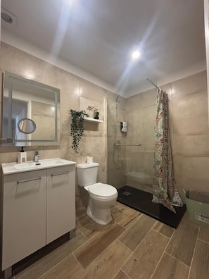 Douche, sèche-cheveux, serviettes fournies, savon