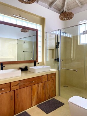 Douche, serviettes fournies, savon, papier toilette