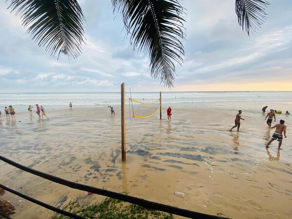 Una playa cerca, toallas de playa