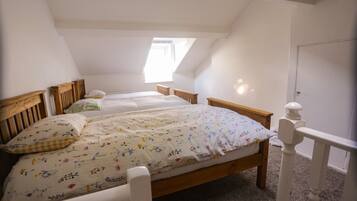 2 bedrooms, iron/ironing board, bed sheets