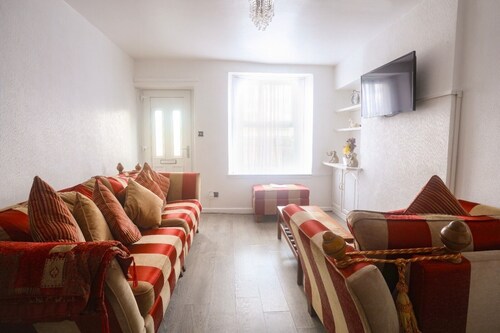2-bed Apartment, Sleeps 6, 8-min Walk to Centre