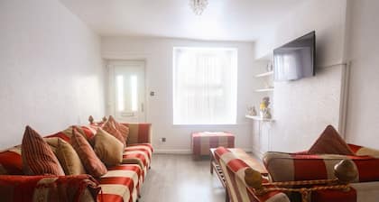 2-bed Apartment, Sleeps 6, 8-min Walk to Centre