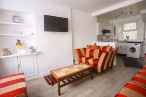 House | Living area - 2-bed Apartment, Sleeps 6, 8-min Walk to Centre (Lancaster)