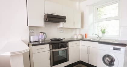 2-bed Apartment, Sleeps 6, 8-min Walk to Centre