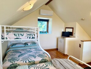 2 bedrooms, bed sheets - Beach Life on Price: 2  BR, 1  BA Townhouse in Torquay, Sleeps 8 (Torquay)