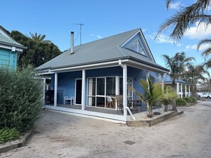 Exterior - Beach Life on Price: 2  BR, 1  BA Townhouse in Torquay, Sleeps 8 (Torquay)
