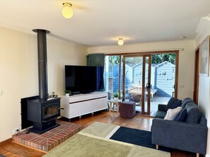 Smart TV, fireplace - Beach Life on Price: 2  BR, 1  BA Townhouse in Torquay, Sleeps 8 (Torquay)