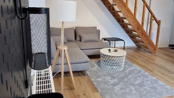 Dúplex Deluxe | Área de sala de estar | Televisión de pantalla plana de 45 cm con canales vía satélite