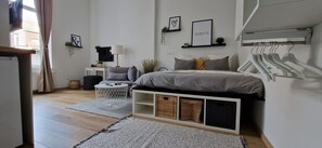 Decoración individual y espacio para trabajar con un portátil