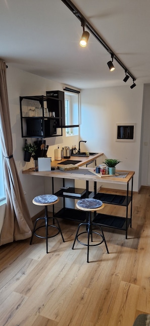 Fridge, microwave, stovetop, electric kettle - Charleroi Cozy Home (Charleroi)