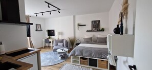 Decoración personalizada y espacio para trabajar con laptop 