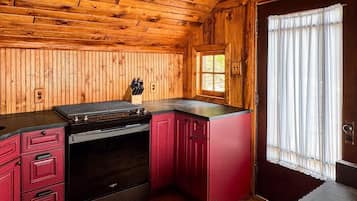 Frigorífico, cafetera o tetera, tostadora y utensilios de cocina