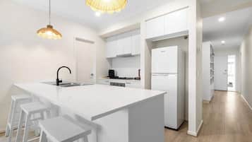 Een koelkast, een microgolfoven, een oven, een kookplaat