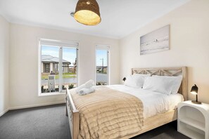 3 bedrooms, iron/ironing board, WiFi, bed sheets