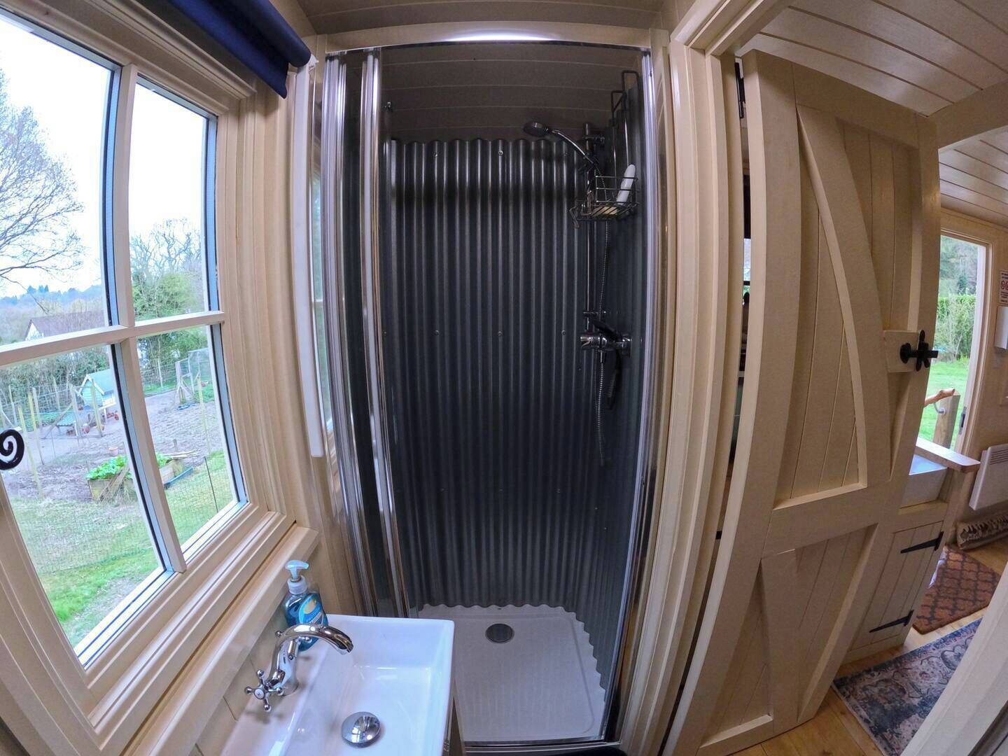 Kabin | Kamar mandi | Shower, pengering rambut, handuk, dan tisu toilet