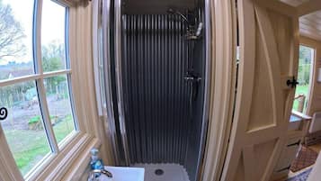 Kabin | Kamar mandi | Shower, pengering rambut, handuk, dan tisu toilet