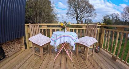 Haslemere - Cabin - Sleeps 2 - Parking - Garden