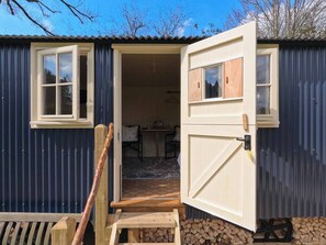 Cabin | Exterior - Haslemere - Cabin - Sleeps 2 - Parking - Garden (Haslemere)