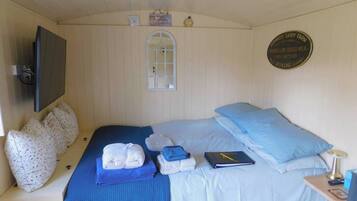 Cabin | 1 bedroom, iron/ironing board, free WiFi, bed sheets