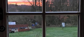 Haslemere - Cabin - Sleeps 2 - Parking - Garden