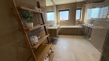 5 bedrooms, desk, Internet