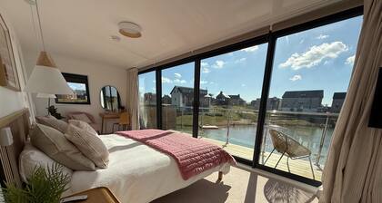 Still Waters Lakeside Retreat w t hot tub Slps 14