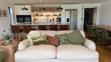 House, Smoking | 5 bedrooms, desk, Internet